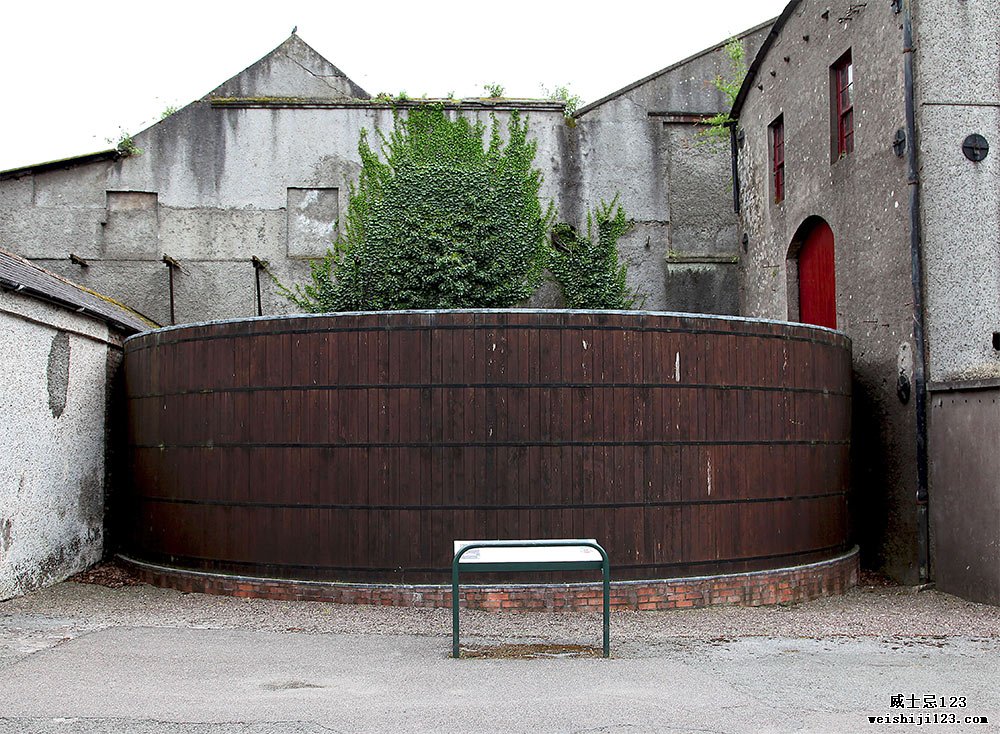 米德尔顿酿酒厂院子里的一块大木桶