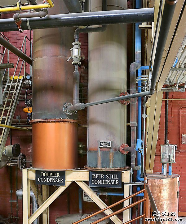   四玫瑰酿酒厂蒸馏塔后的冷凝器