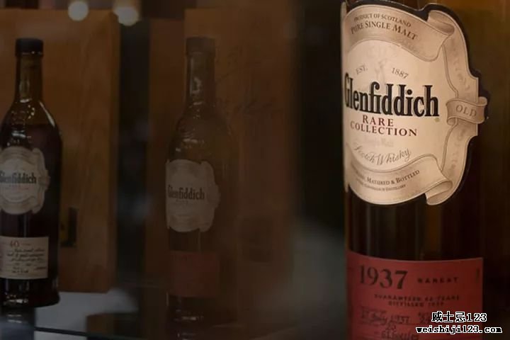 拍卖史上最贵威士忌，月薪族有 1 瓶就可以少奋斗 10 年