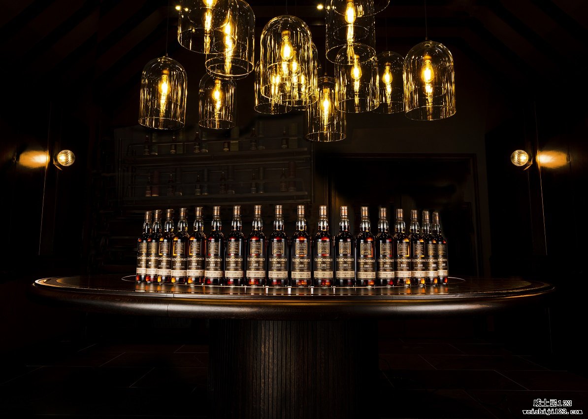 新酒速递 | 格兰多纳发布第18批“木桶装瓶系列”威士忌