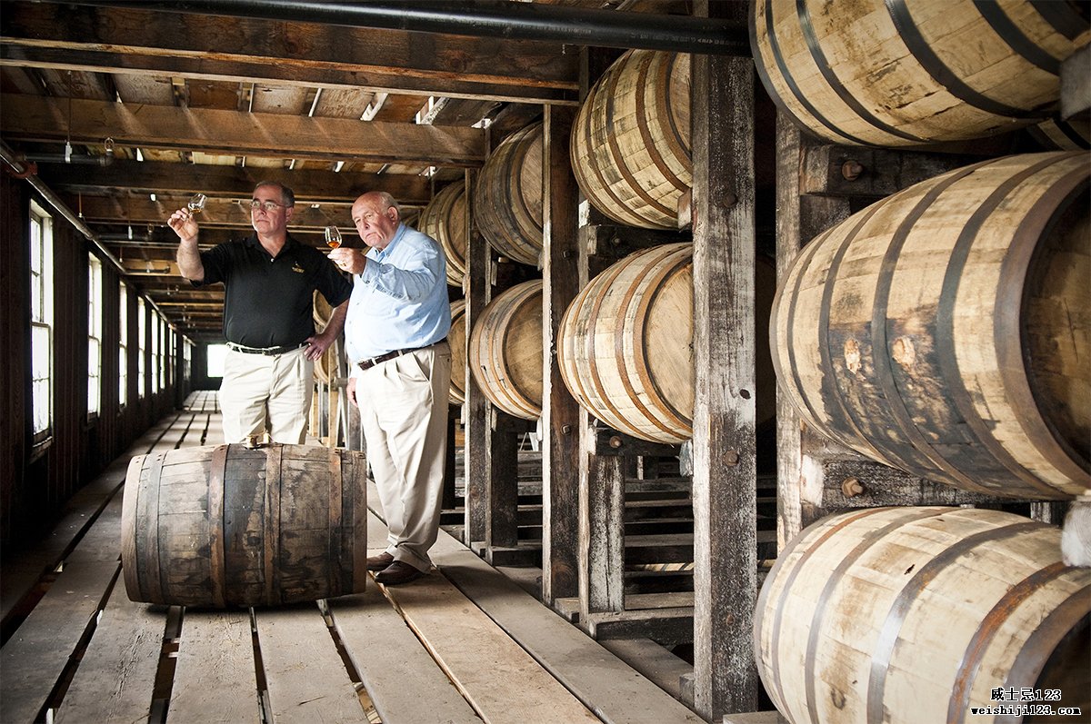 吉米（Jimmy）和埃迪·罗素（Eddie Russell）在波本威士忌行业庆祝101周年