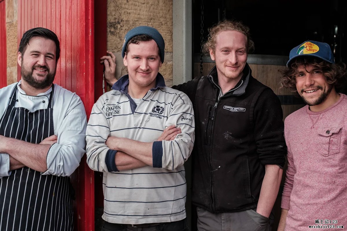 Dornoch Distillery：从左至右：酒店厨师Grant Minicol，Phil Thompson，Simon Thompson，蒸馏酒商Jacob Crisp