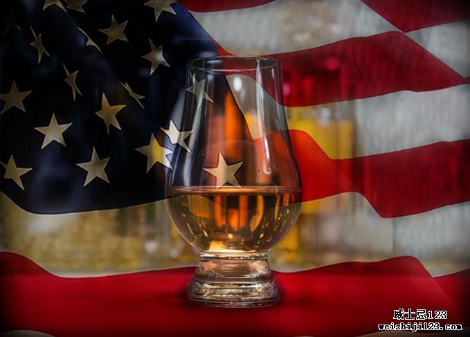 苏格兰威士忌玻璃和一面美国国旗