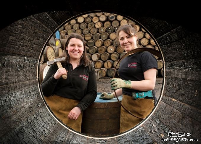 英国首位女性制桶匠Angela Cochrane和Kirsty Olychick