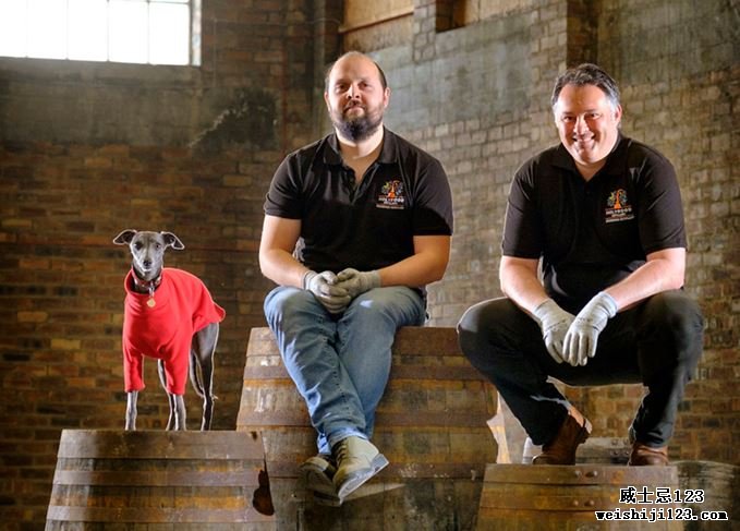 荷里路德酿酒厂的狗莱卡（Laika），主管蒸馏的杰克·梅奥（Jack Mayo）和联合创始人大卫·罗伯逊