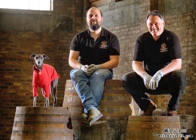 荷里路德酿酒厂的狗狗莱卡（Laika），经理杰克·梅奥（Jack Mayo），联合创始人大卫·罗伯逊（David Robertson）