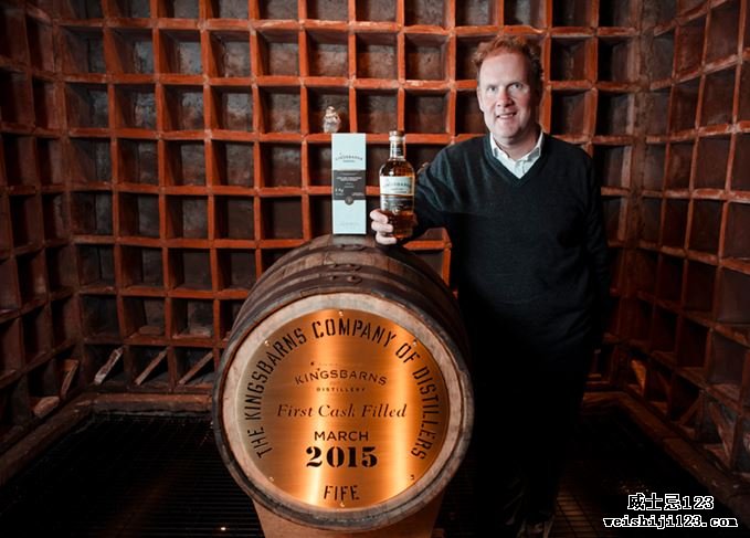 金斯巴恩斯董事总经理威廉·韦米斯（William Wemyss）带着金斯巴恩斯的第一桶麦芽威士忌
