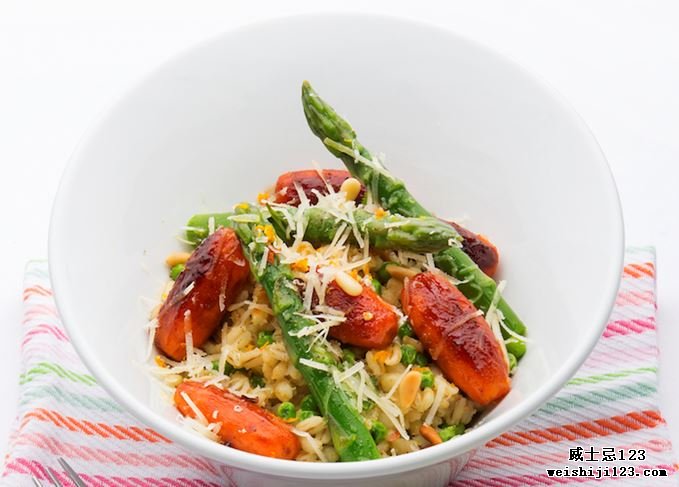 大麦米饭烩饭和春季蔬菜