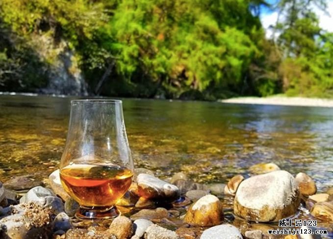 斯佩河上的威士忌玻璃