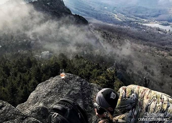 Instagram的有影响力的威士忌威士忌（内森·伍德拉夫（Nathan Woodruff））从山顶上拍了张照片。 