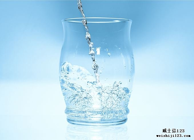 水滴落入玻璃杯