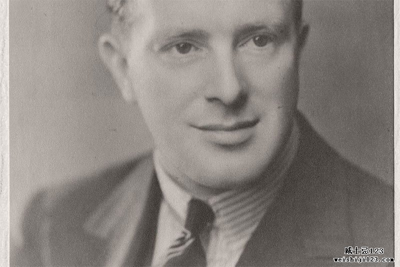 斯坦利·莫里森（Stanley P. Morrison），莫里森·鲍摩尔·狄斯特（Morrison Bowmore Distillers）的创始人，也是我们董事长蒂姆·莫里森（Tim Morrison）的父亲。  