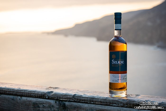 诱人的丝质爱尔兰威士忌在英国推出。 屡获殊荣的传奇Silkie混合爱尔兰威士忌