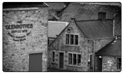 Glenrothes酿酒厂在Speyside的黑白照片。 该酒厂现已向公众敞开大门