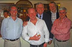 照片中的人物如下：Ian Macleod Distillers市场总监LR Iain Weir； Glengoyne酿酒厂经理Robbie Hughes； 高尔夫球手和播音员彼得·阿利斯； 斯图尔特·亨德利（Stuart Hendry），格伦高恩（Glengoyne）品牌传承与商业经理，戈登·医生（Gordon Doctor），伊恩·麦克劳德·迪斯特（Ian Macleod Distillers）威士忌业务总监。