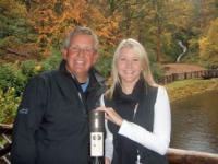 Glengoyne Distillery的市场经理Sarah Bottomley向Colin Montgomerie赠送了Glengoyne个性化纪念瓶