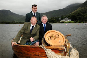 今年8月，詹姆斯，伊恩和安迪走私了第一个桶装Arran酒，当时14Year Old，克莱德酒从Lochranza到格拉斯哥。 我想他们会在每年这个时候在那条凌晨的船上挣扎！