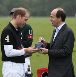剑桥公爵给了皇家礼炮一瓶
