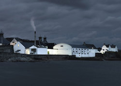 艾莱岛上的Ardbeg酿酒厂的照片