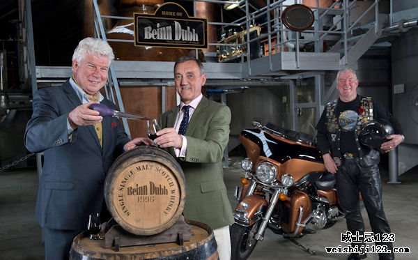 欧洲最大的哈雷戴维森集会上的骑自行车的人通过新推出的Speyside Distillery的Beinn Dubh威士忌品尝Cairngorms