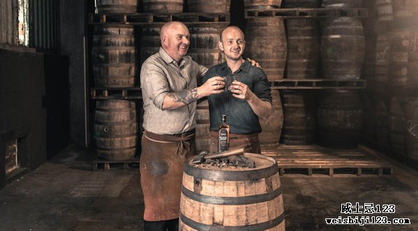 Bushmills :: 一生一次的 Cooper 学徒庆祝活动 Chris Kane :: Bushmills® Irish Whiskey 宣布 30 多年来在爱尔兰的第一个 Cooper 毕业 :: 2016 年 9 月 16 日