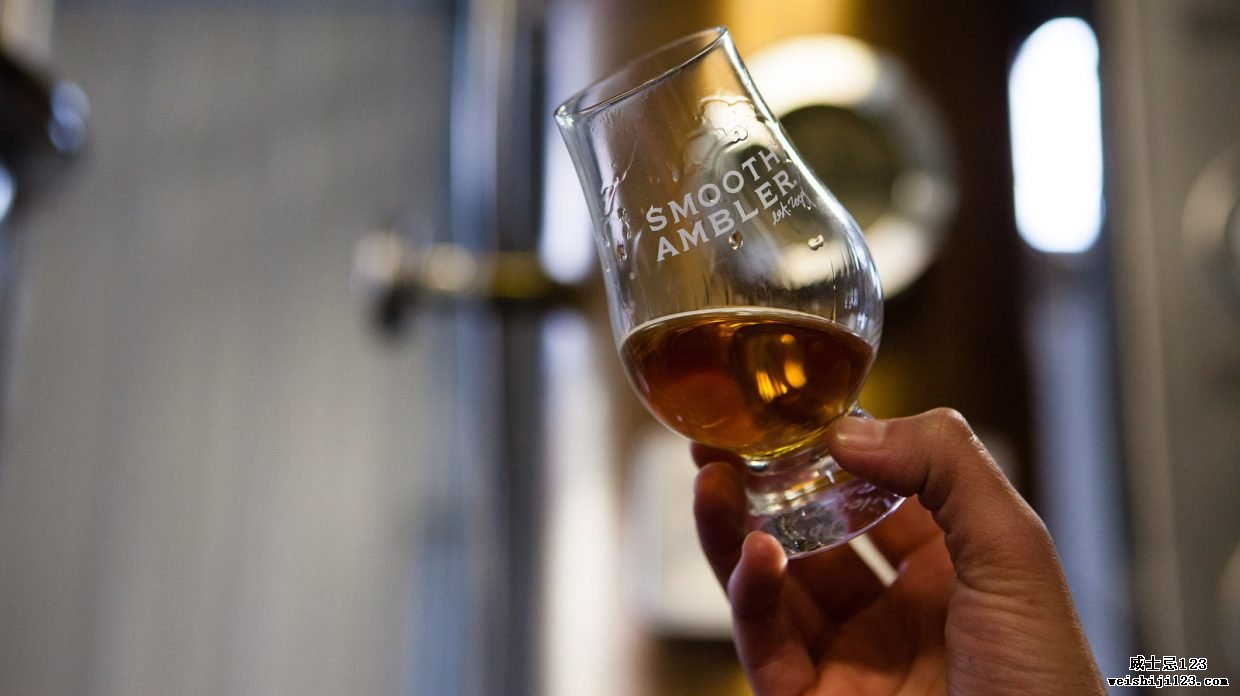 一只手拿着一杯 Glencairn 威士忌，上面写着“smooth ambler”