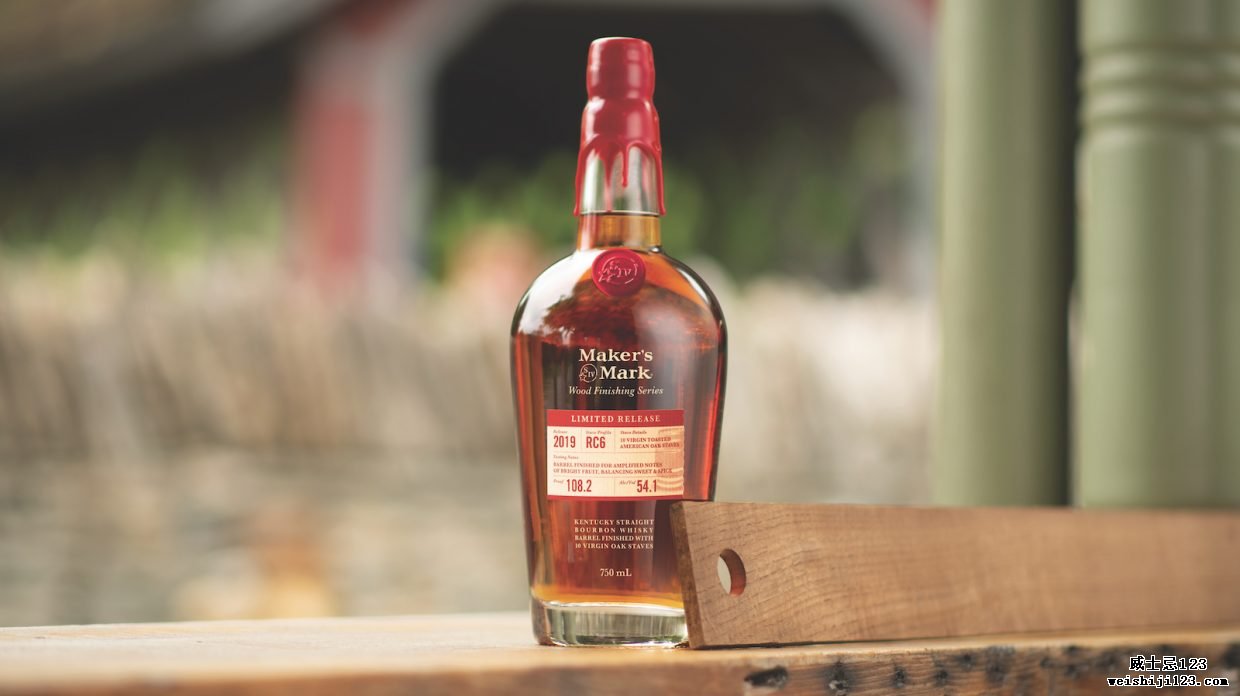 一瓶 maker's mark wood 成品系列 2019 年发布 RC6 板条波旁威士忌，带有橡木板条