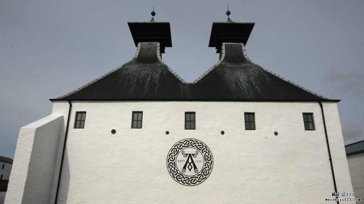 带有符号和双塔的 Ardbeg 酿酒厂