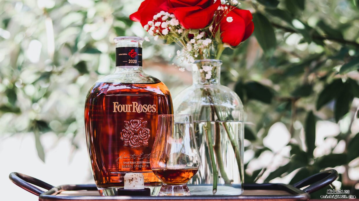 一瓶四朵玫瑰限量版小批量 2020 年，配有玻璃、软木塞和玫瑰花瓶