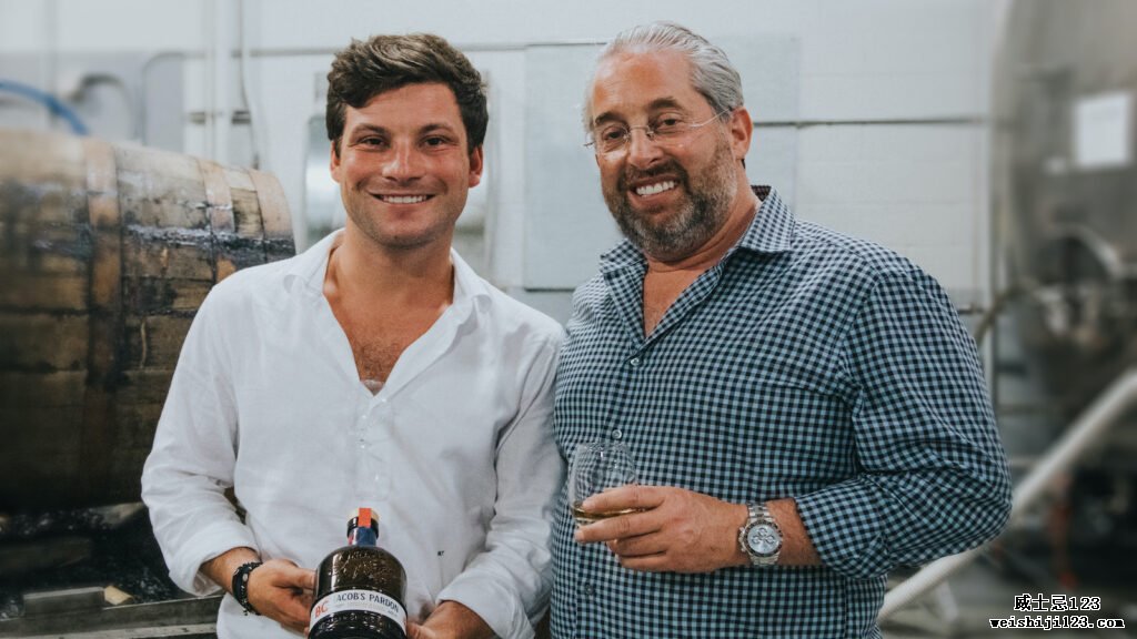 杰克·陶布 (Jake Taub) 和父亲马克·陶布 (Marc Taub) 与第一瓶 Jacob's Pardon 8 年小批量威士忌