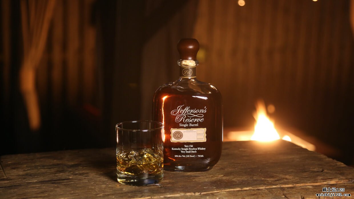 一瓶杰斐逊珍藏单桶波本威士忌，在火前放一杯威士忌