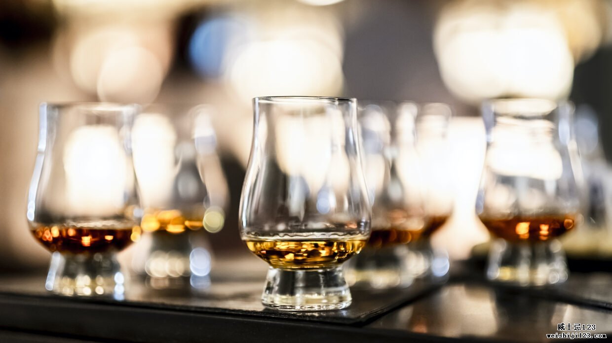 苏格兰威士忌在 Glencairn 玻璃桌上的特写镜头