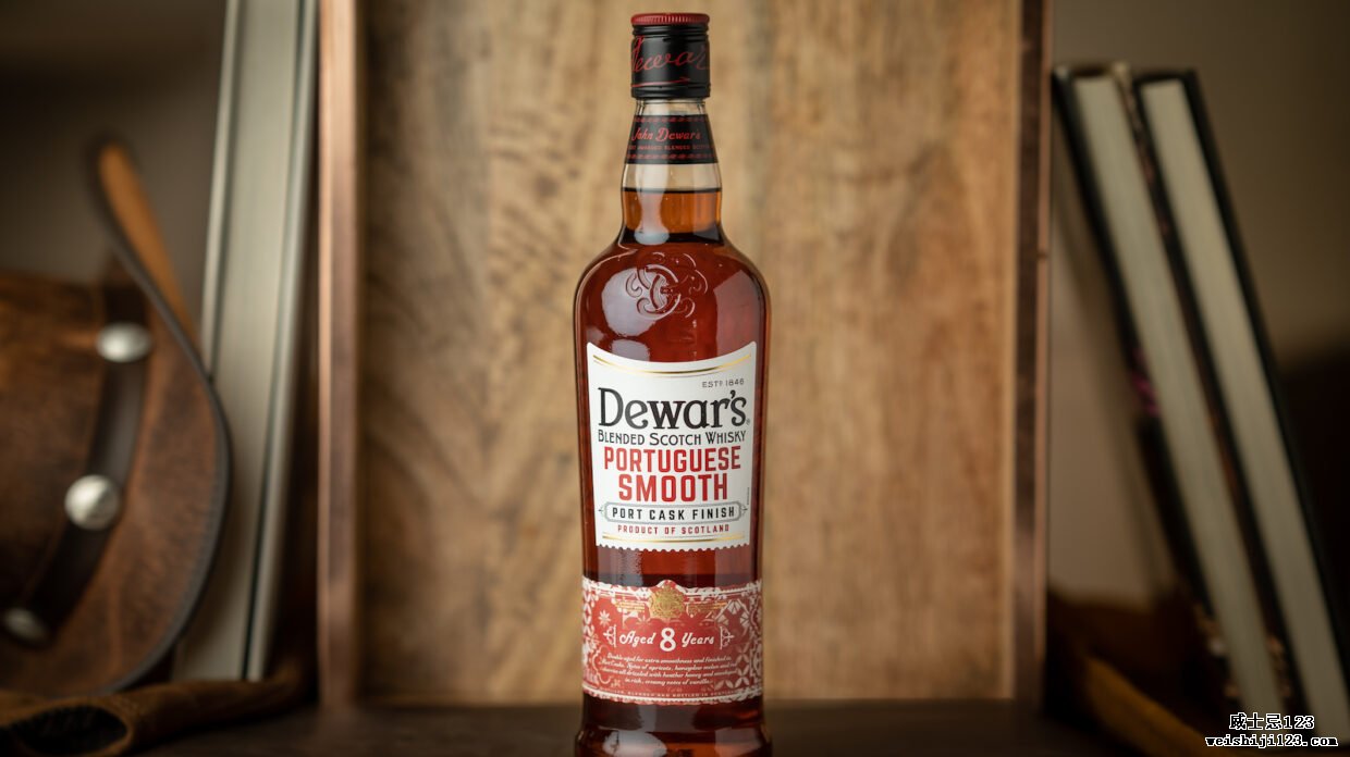 一瓶杜瓦的葡萄牙光滑混合苏格兰威士忌