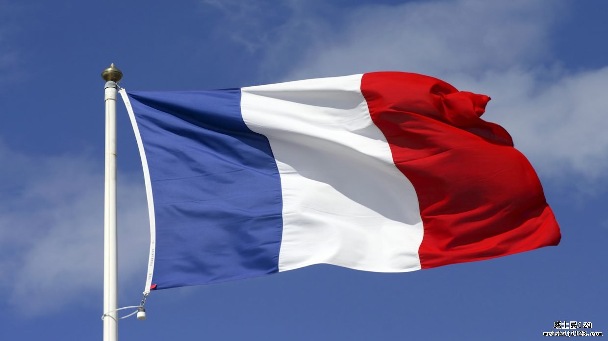 法国国旗在蓝天下挥舞