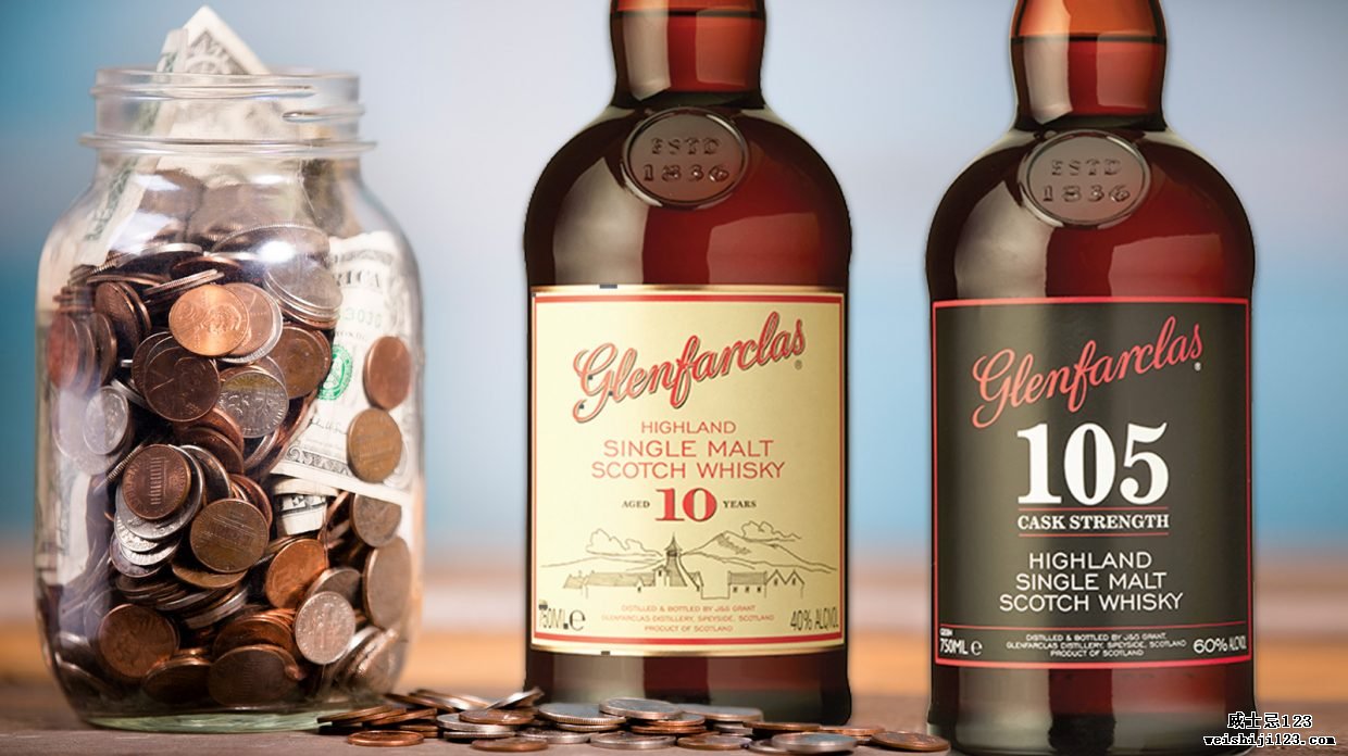 Glenfarclas 10 Year Old和 Glenfarclas 105 苏格兰威士忌，旁边是一罐硬币和美金