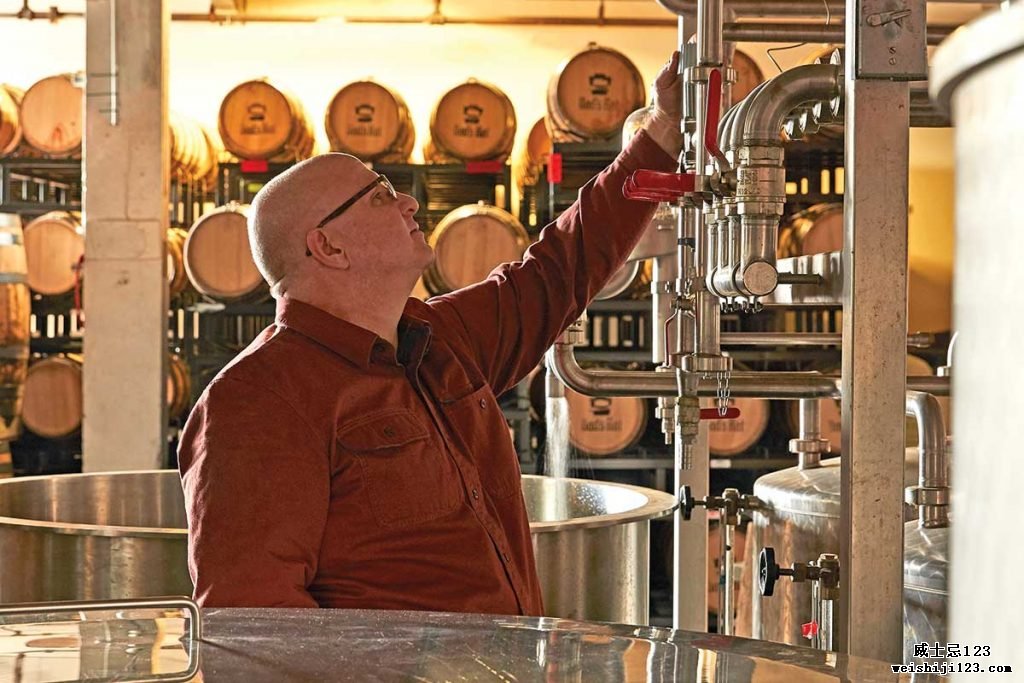 酿酒师 Herman Mihalich 站在爸爸的帽子酿酒厂里，周围是蒸馏设备。