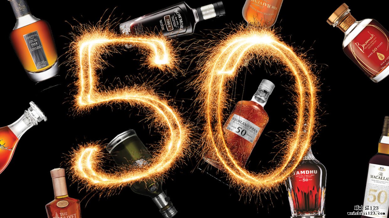 一瓶 50 年的苏格兰威士忌，上面有一个闪闪发光的大数字 50