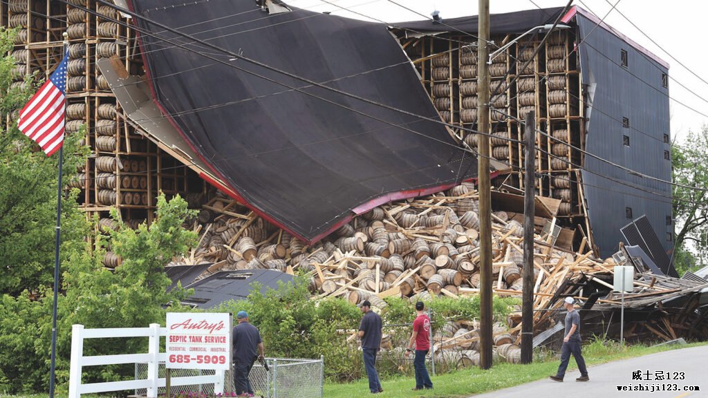 2019 年 6 月 17 日星期一午夜过后不久，位于肯塔基州欧文斯伯勒的 OZ Tyler Distillery 酒厂的工人正在查看 H 仓库，该仓库在雷雨中倒塌。