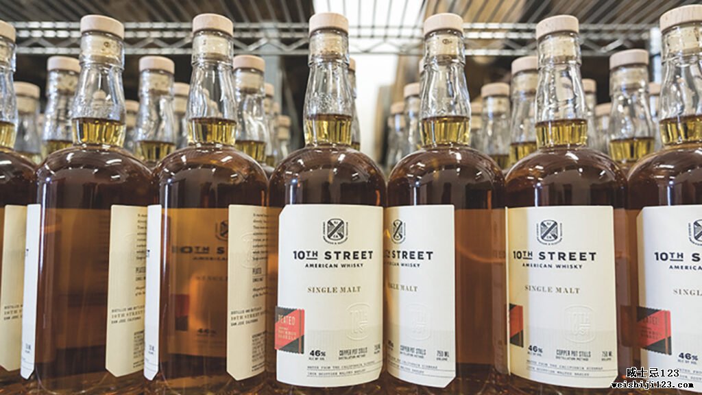 加利福尼亚州圣何塞的酿酒厂里的第 10 街酿酒厂的美国单一麦芽威士忌酒瓶。