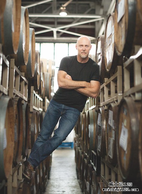 圣乔治烈酒酿酒大师兰斯温特斯 (Lance Winters) 在加利福尼亚州阿拉米达酿酒厂的桶仓库里靠在看起来像是威士忌桶的东西上。