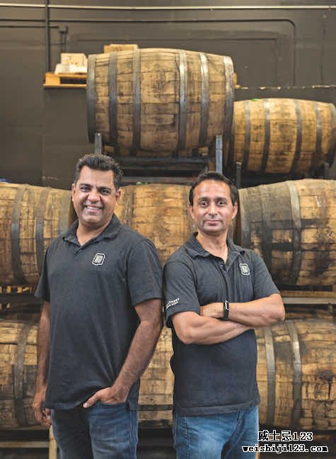 业务合作伙伴 Vishal Gauri（左）和 Virag Saksena 在他们位于加利福尼亚州圣何塞的第 10 街酿酒厂的酿酒厂。