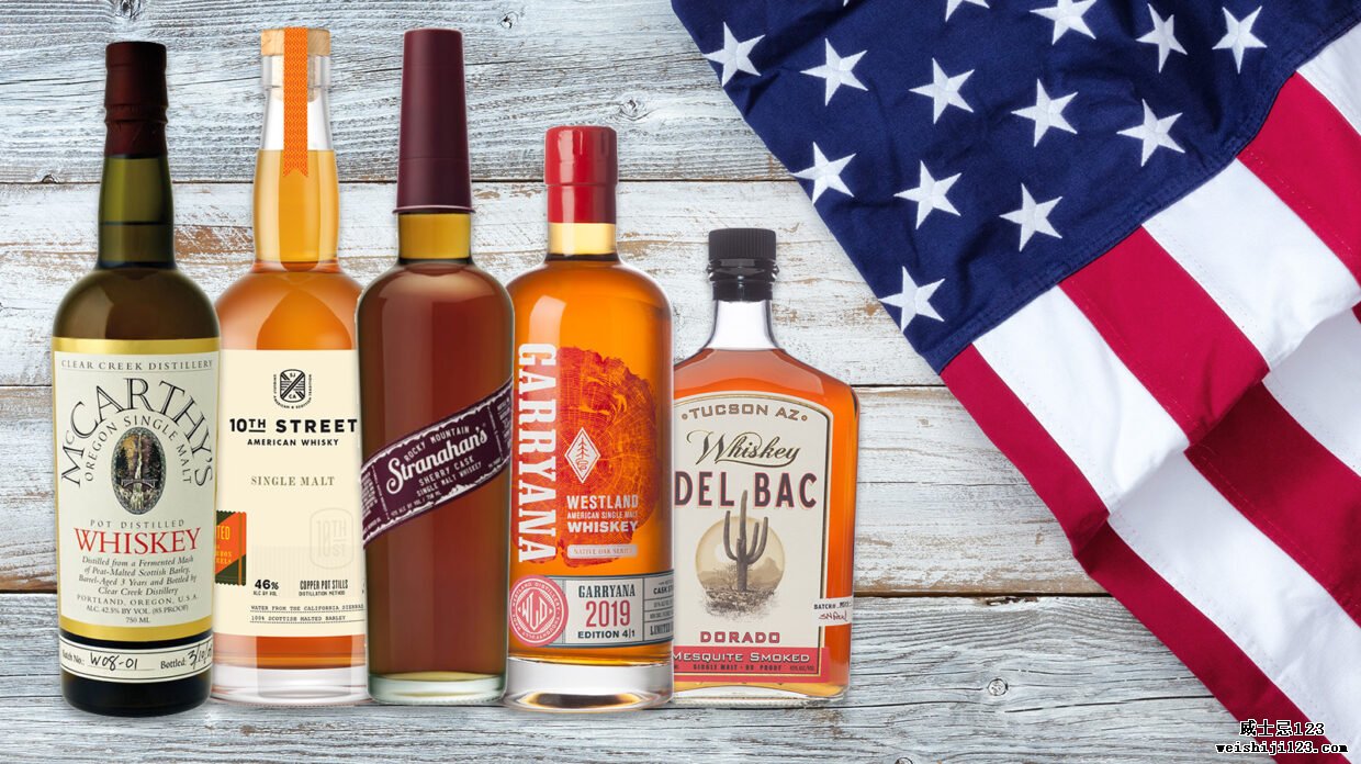 瓶美国单一麦芽威士忌在木背景与美国国旗
