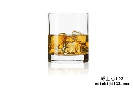 一杯加冰块或冰块的波本威士忌