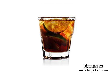 波本威士忌混合饮料 - 一杯波本威士忌和可乐加酸橙
