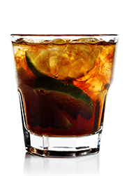 波本威士忌混合饮料 - 一杯波本威士忌和可乐加酸橙
