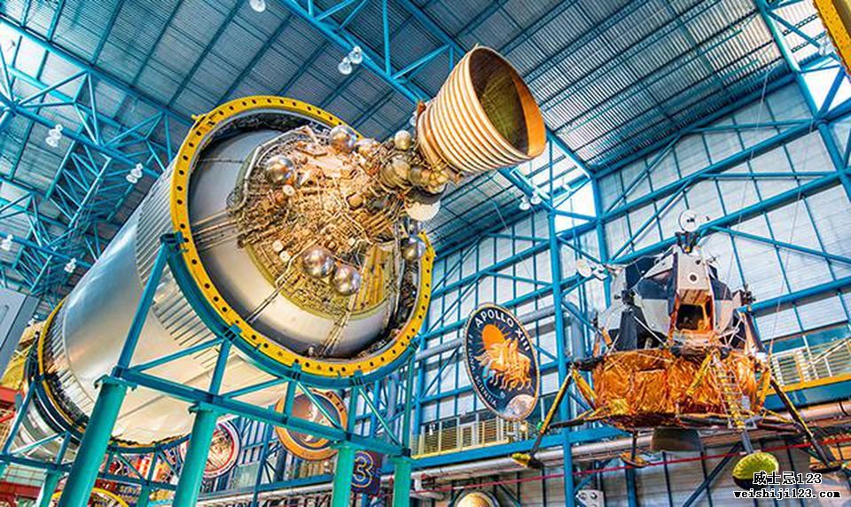 肯尼迪航天中心展出的土星 5 号火箭的第一级发动机。