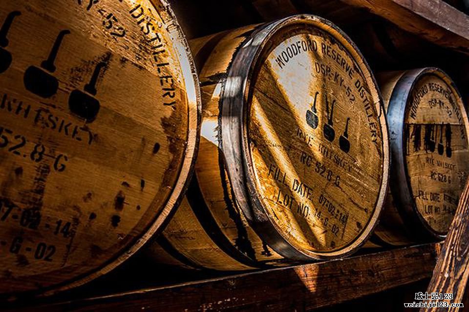 波本酒桶在 Touring Woodford Reserve Distillery 发挥其魔力。
