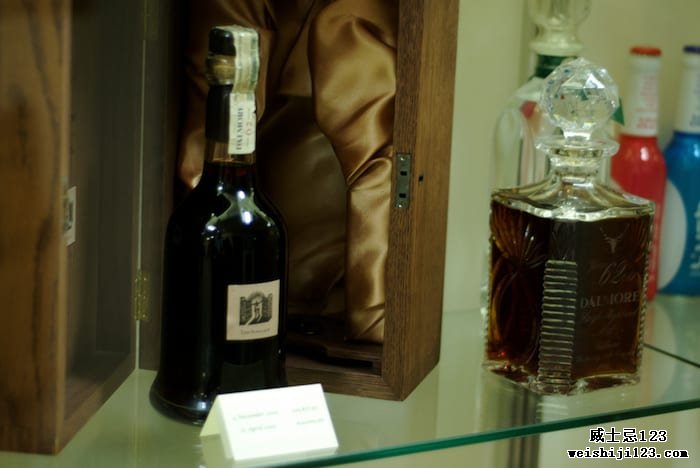 两瓶价值 30,000 英镑的威士忌。