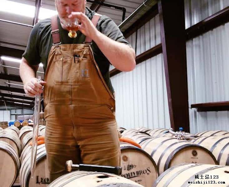 今年 9 月，托德·利奥波德 (Todd Leopold) 在装瓶前几周抽取了 2014 年马里兰黑麦威士忌的样品。 （图片来自利奥波德兄弟）