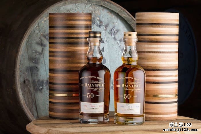 根据 wine-searcher.com（图片来自 The Balvenie），这款 Balvenie 50 年苏格兰威士忌的平均零售价约为 33,551 美元，是最昂贵的瓶装酒
